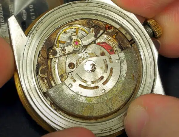 Restauration d’une Rolex GMT Master II complètement rouillée en images