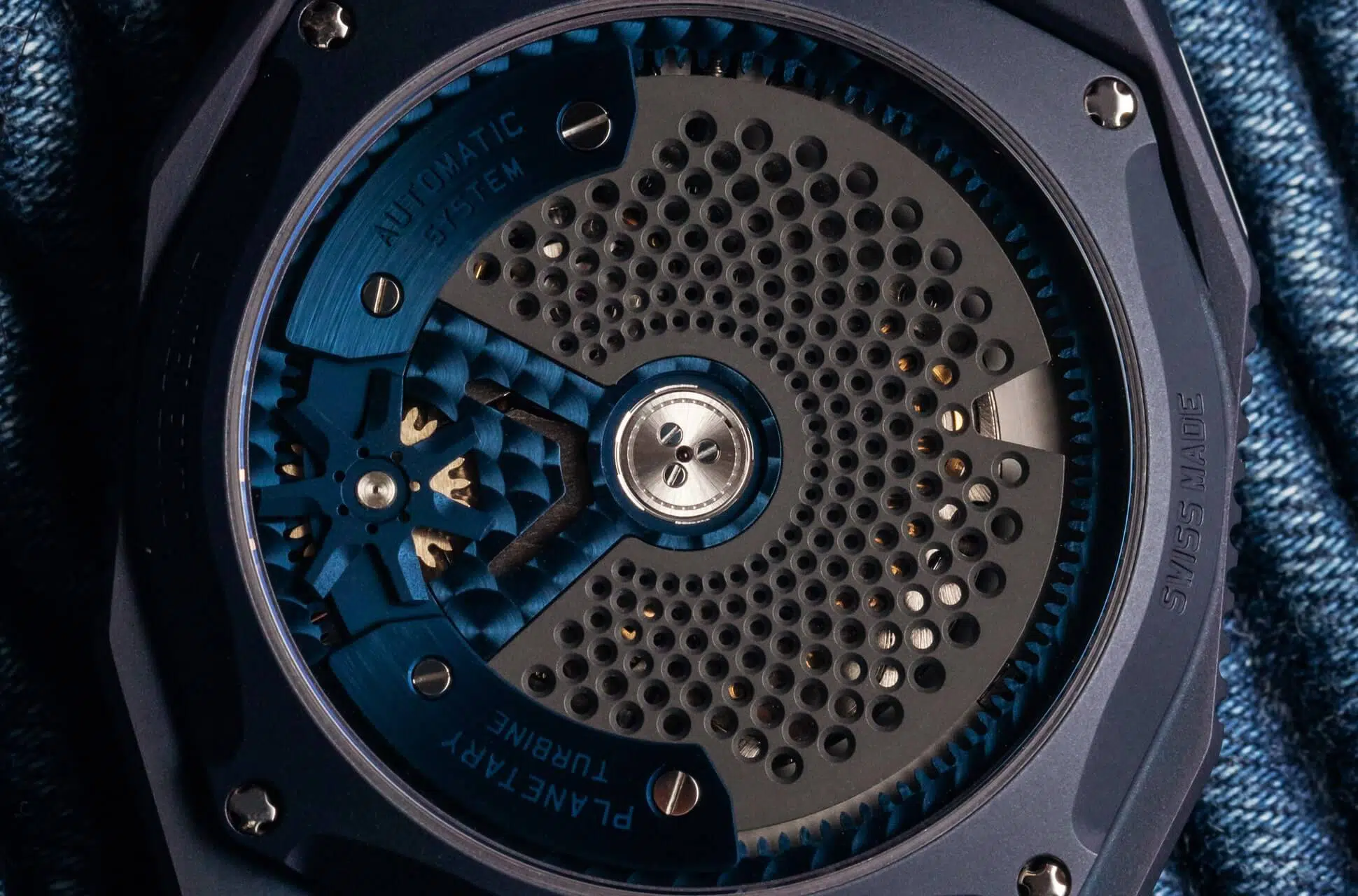 UR-100V Planète Bleue d’URWERK