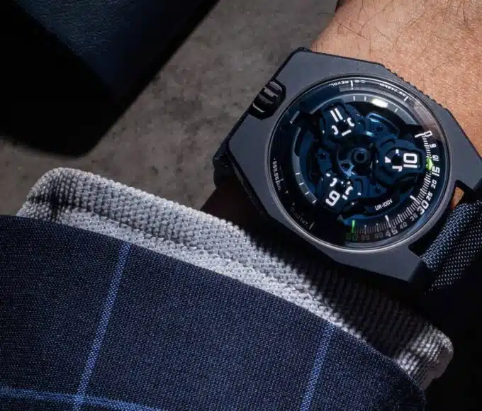 Nouvelle UR-100V Planète Bleue d’URWERK : les pieds sur Terre, la tête dans les étoiles