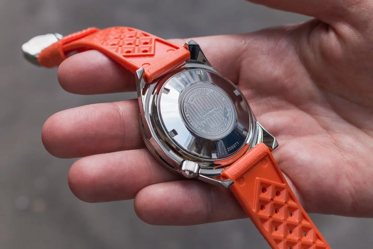 montre squale 1521 collaboration ocarat fond de boite visse