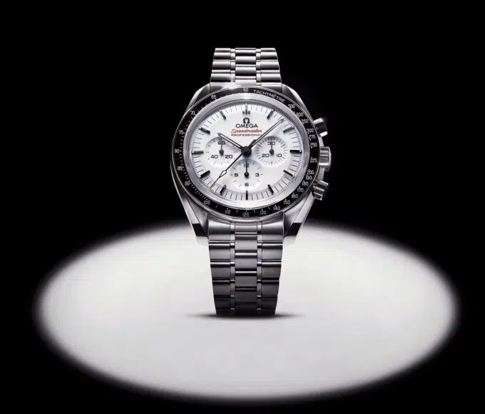 omega speedmaster blanc laque une min