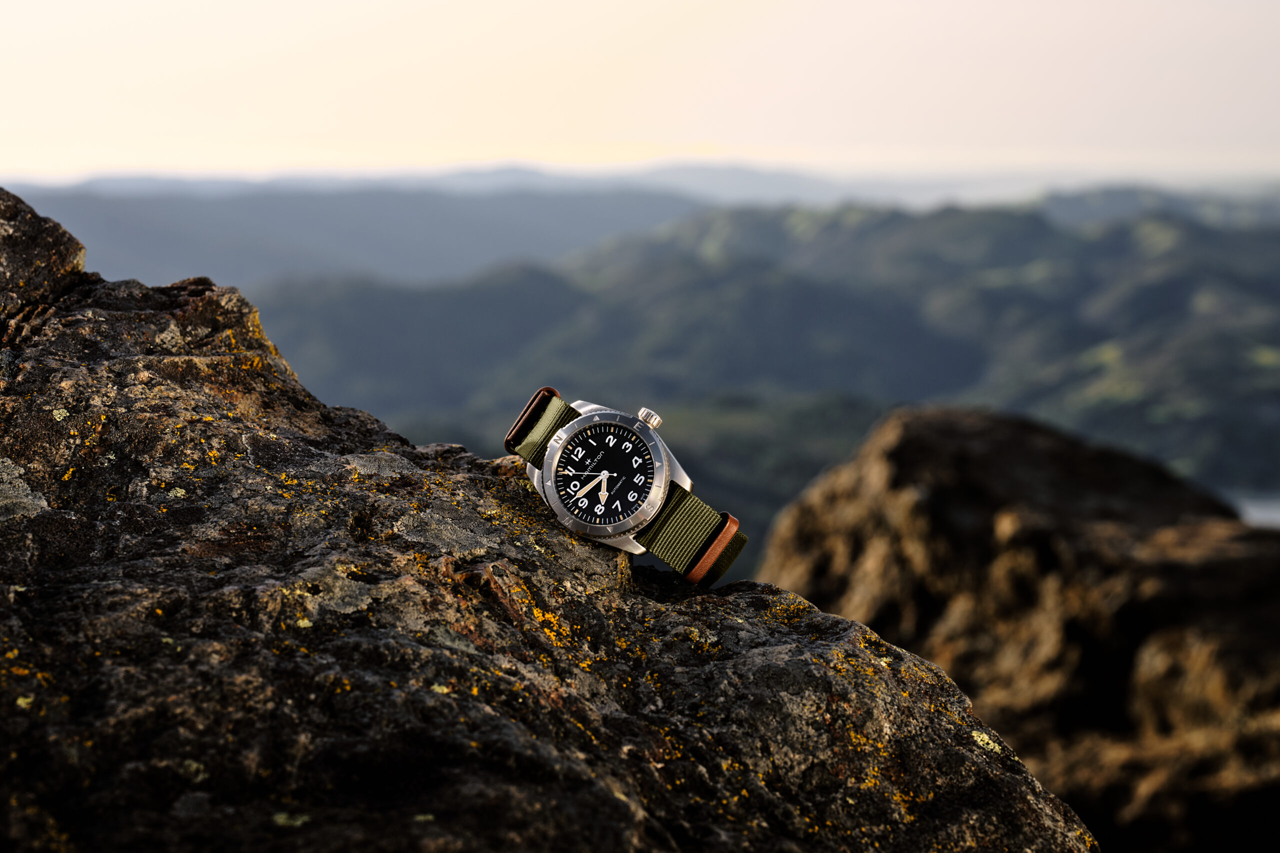 hamilton khaki field expedition h70225931 lifestyle2