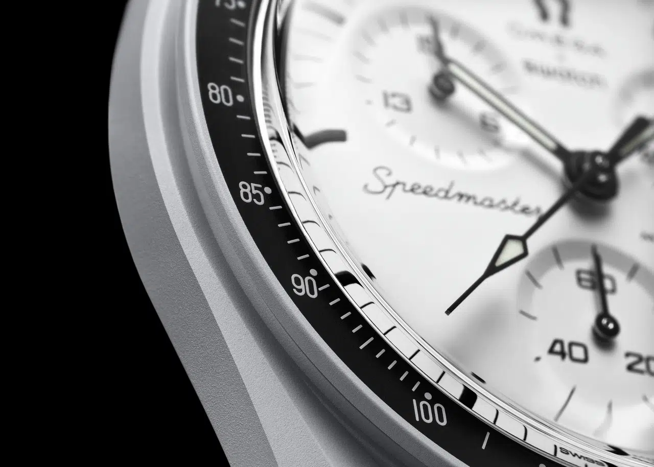sc01 25 moonswatch 1965 close up bezel